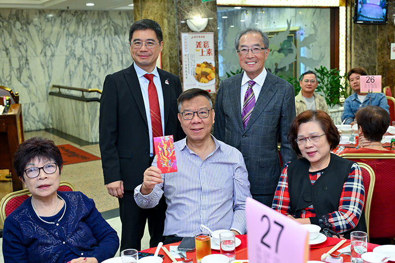 S4.派發長者利是.jpg